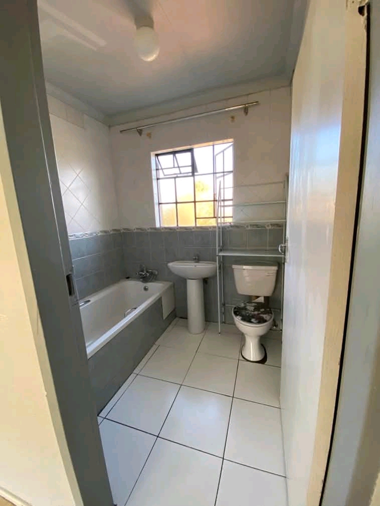 Unit to let by owner in west 
i am currently  in Roodepoort