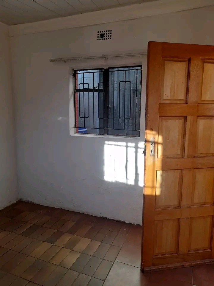 Room available for r1250 at ext2 next to the   in Naledi