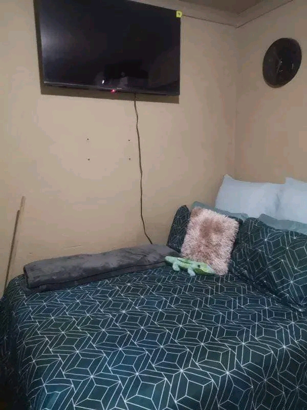 Room to rent at north next to shoprite availa  in Zola