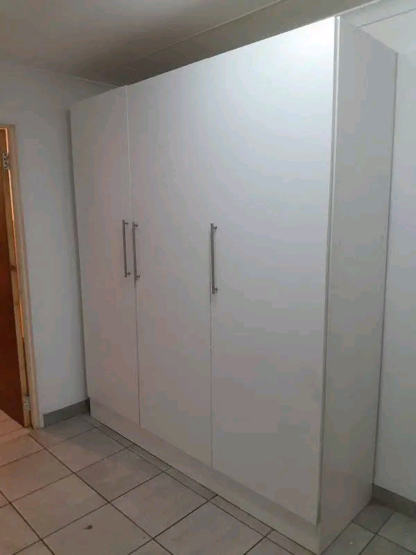 1 bedroom cottage with cupboards,gas stove an  in Old Birch Acres