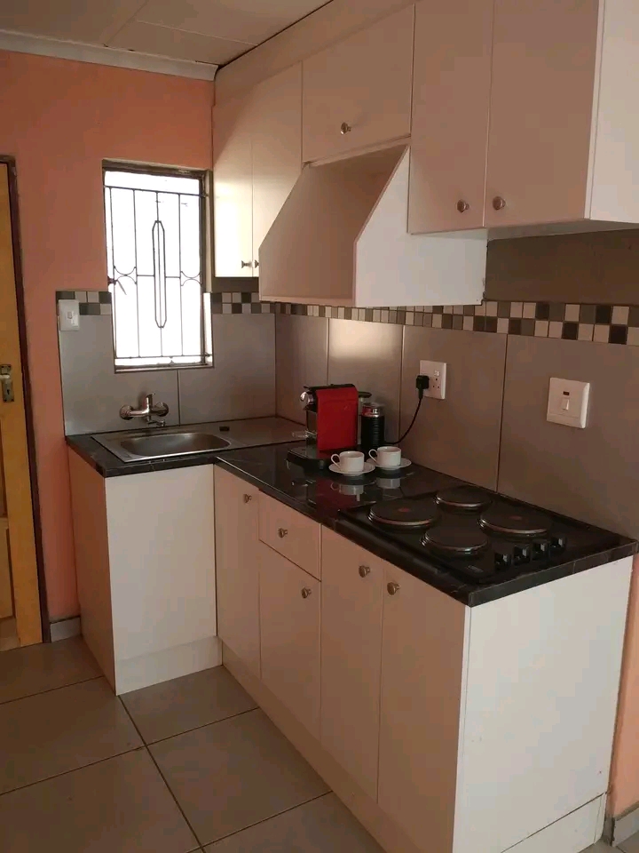 Bachelor unit available for rental at ponong   in Vosloorus