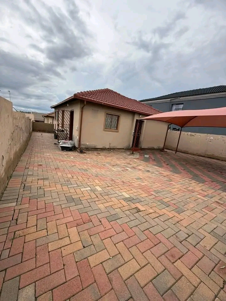 A well maintained stand alone offering 3 fitt  in Kempton Park