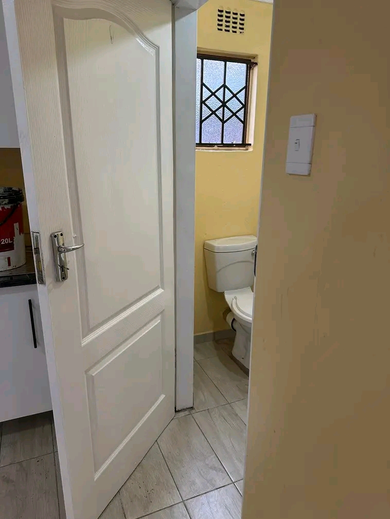 Grand batchelor rooms to rent
includes: kitc  in Tsakane