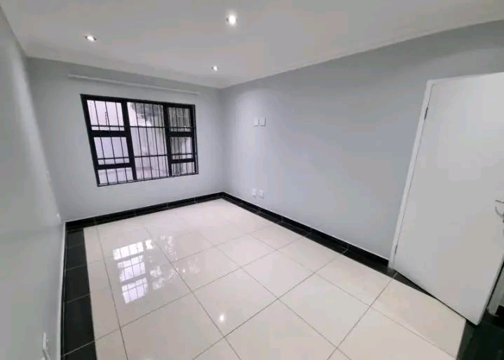 Bachelor available in ext 5 for r3000pm 067 8  in Cosmo City