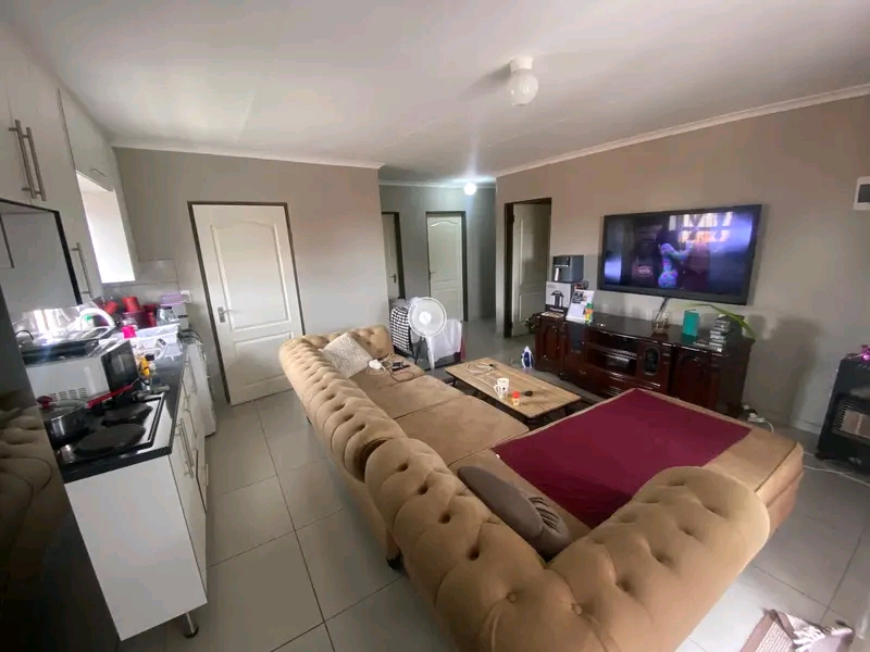 3 bedroom apartment available in ext 5. r6600  in Cosmo City