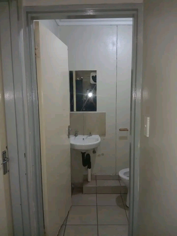 I bed flat available right now with fitted ki  in Hillbrow