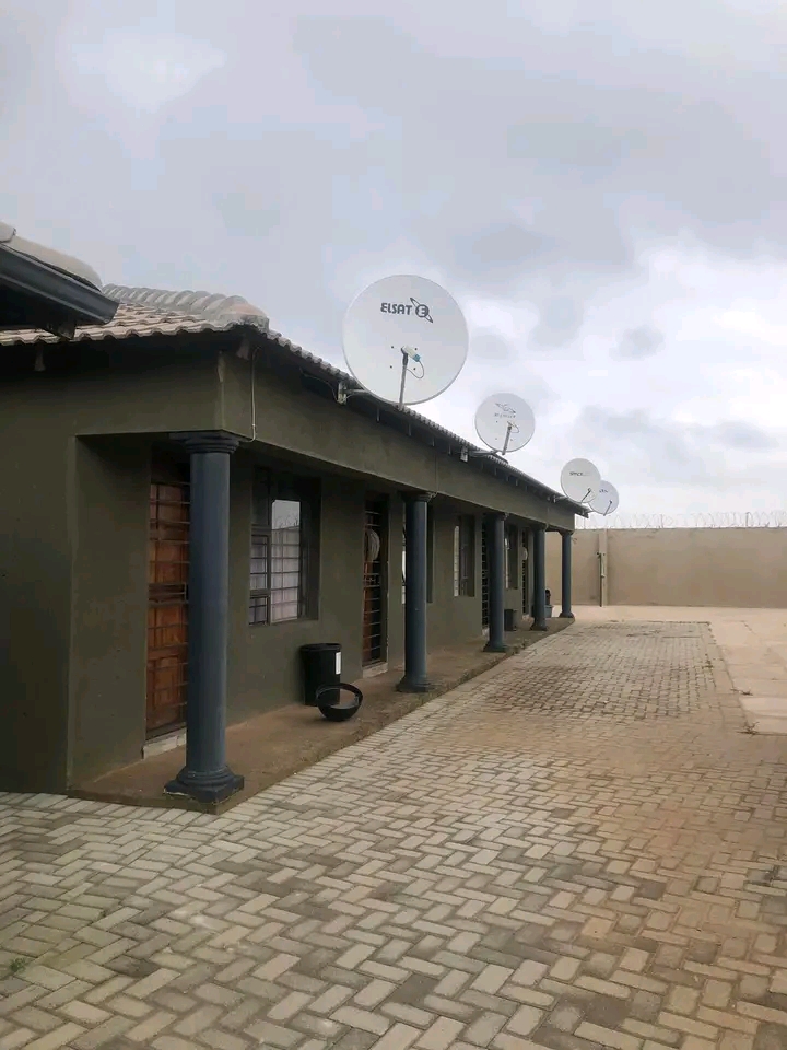 En-suite bachelor room to rent at extension 4  in Protea Glen