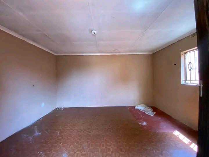 Big room to rent in phase 1. available immedi  in Alexandra