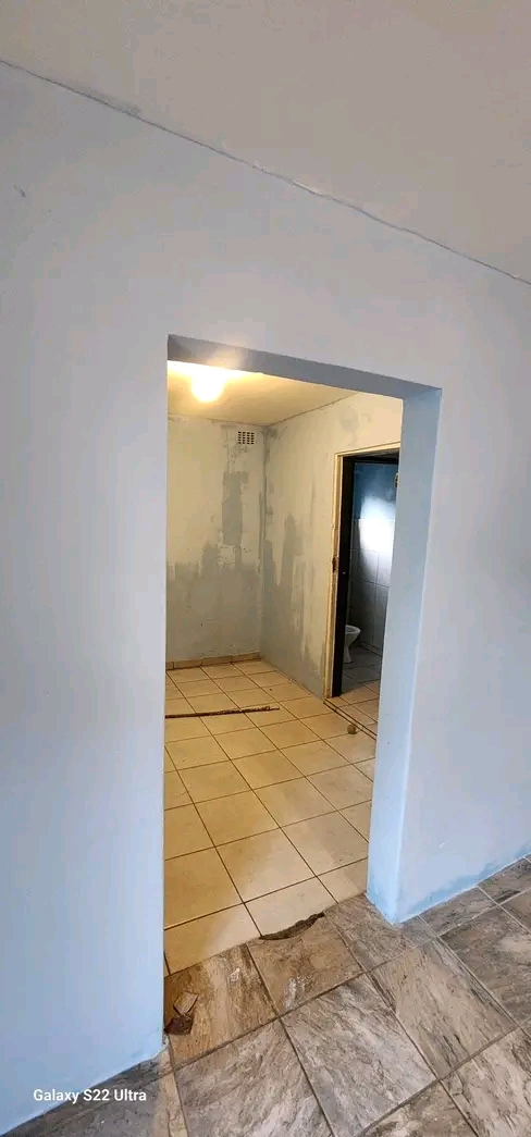 A 2 room house available
rent r3700
deposit  in Lombardy west
