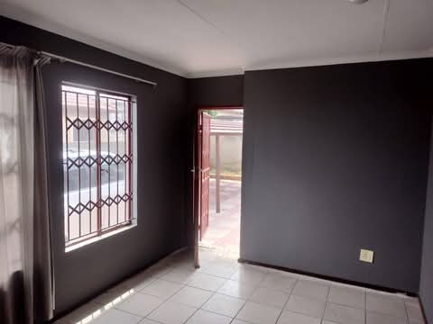 Room to rent available in ext 7, parking avai  in Cosmo City