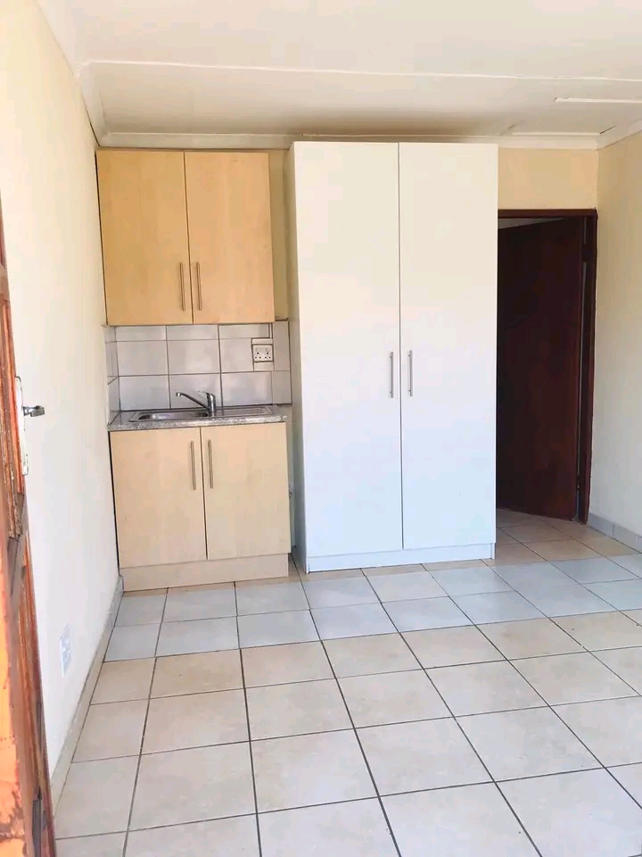 Bachelor room to let available right now sowe  in Protea Glen