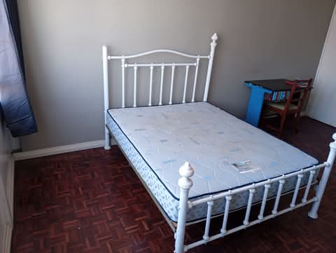 Large room to rent, semi furnished.
shared b  in Berea