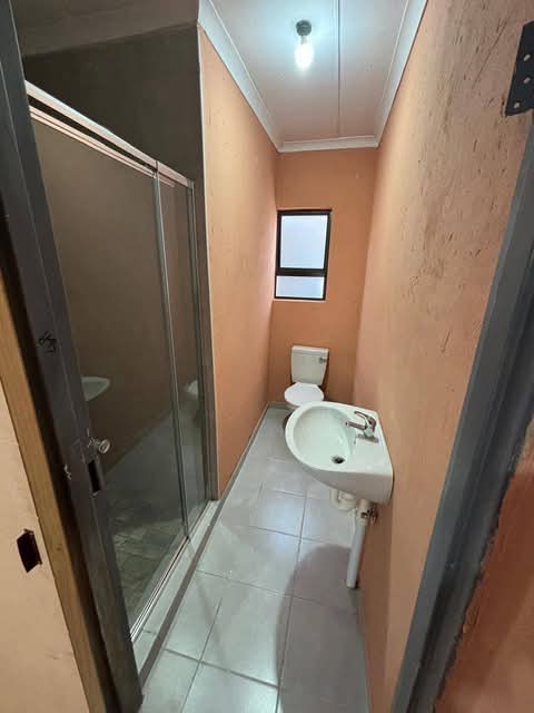 2 roomed bachelor accommodation toilet n show  in Leondale