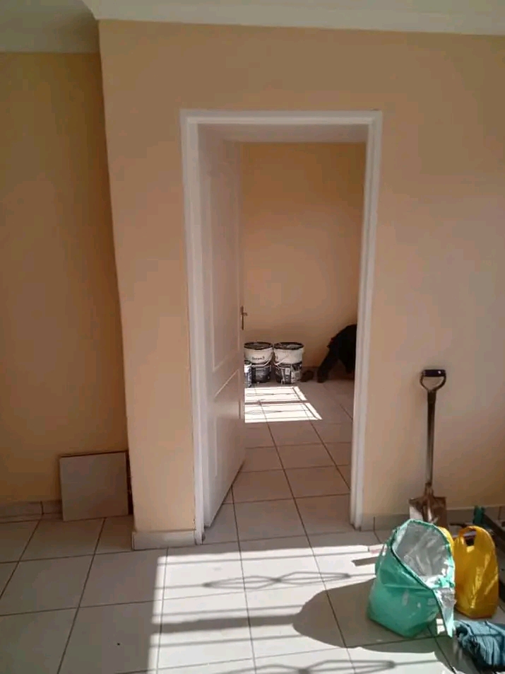 The house is not fitted.....its a 3 bedroom h  in Protea Glen