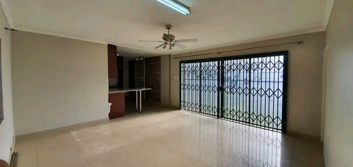 100 m2 - spacious! garden flat huge living ar  in The Reeds