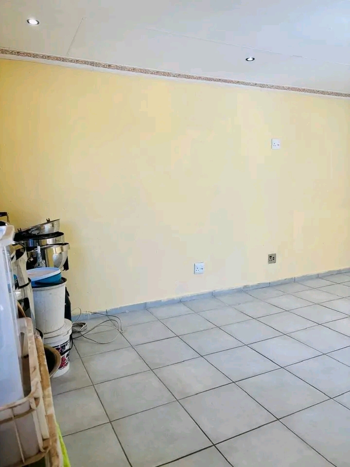 A 1 bedroom with toilet and bath tub🛁  ins  in Vosloorus