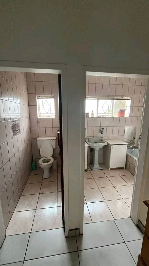 3 bedroom house to rent. 3 bedrooms tiled
ma  in Boksburg