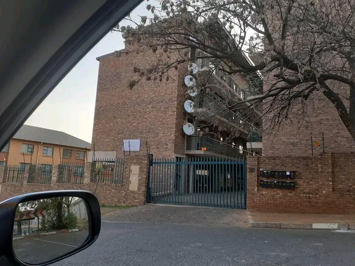 2 bedroom flat for sale in north fitted kitch  in Alberton
