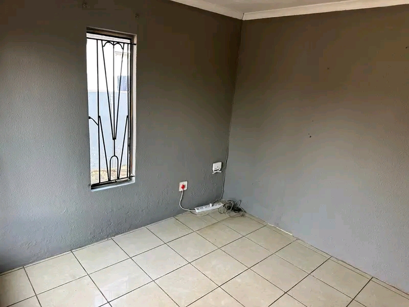 2 bedroom house available to rent in ponong e  in Vosloorus