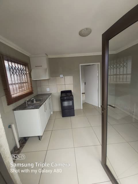 1 bedroom cottage up for rental 
rental r450  in Blue Hills