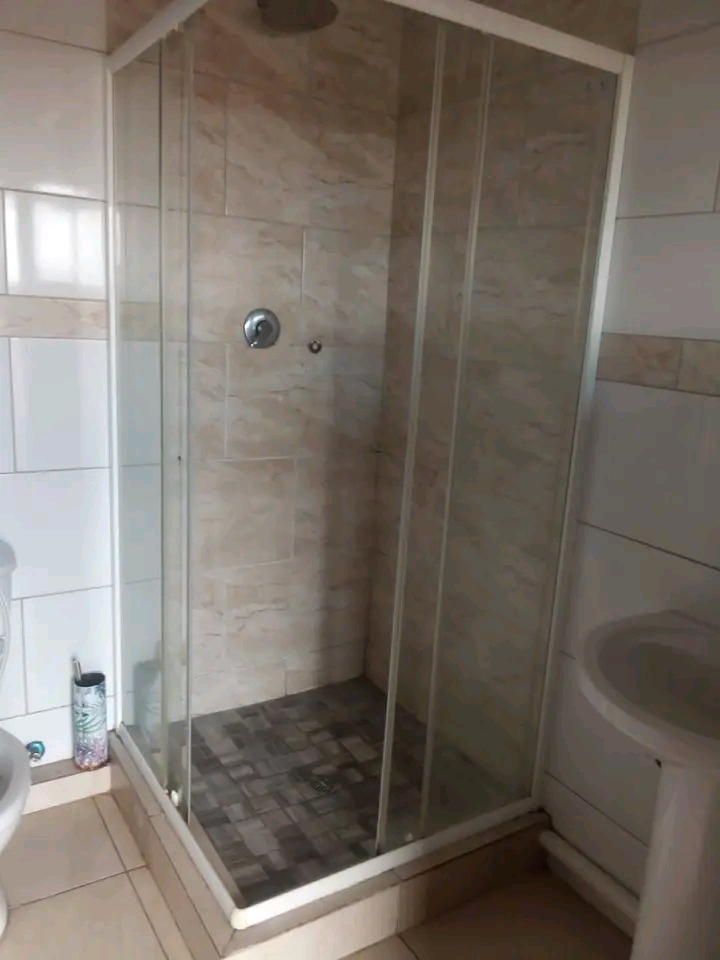 Standard size room to rent in ext 12 for r160  in Protea Glen