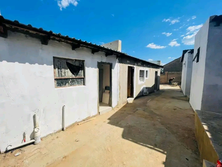 Open plan batchelor cottage with cupboard zin  in Kempton Park