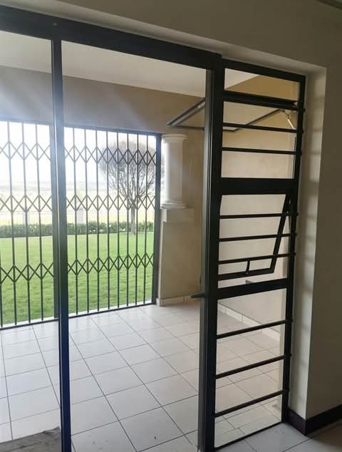 3 bed apartment 
available now
a spacious d  in Blue Hills