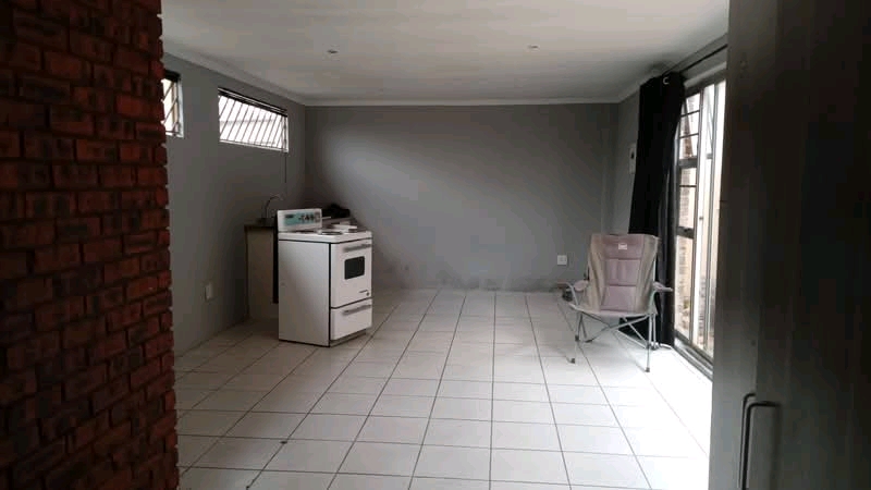 A spacious ensuite is available for r3000 at   in Pimville