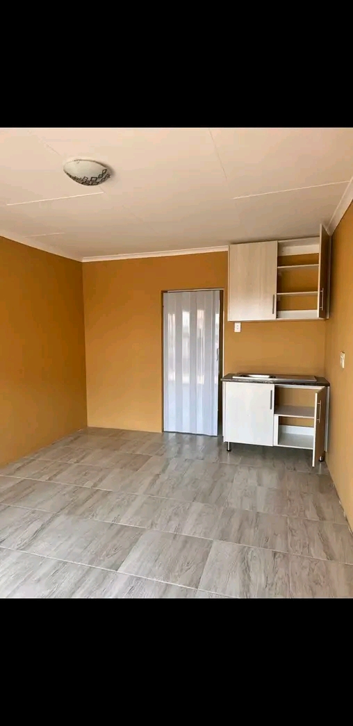 Cottage available for rent in ext 29.

* ow  in Protea Glen