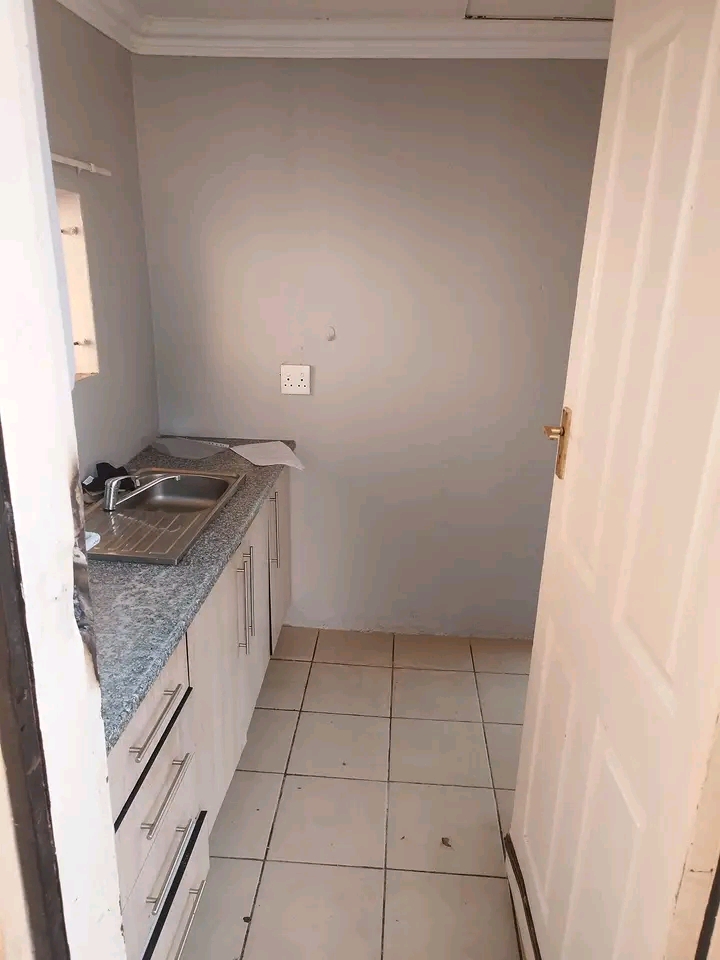 One bedroom(bachelor)r2850 rent ,deposit r150  in Rhodesfield