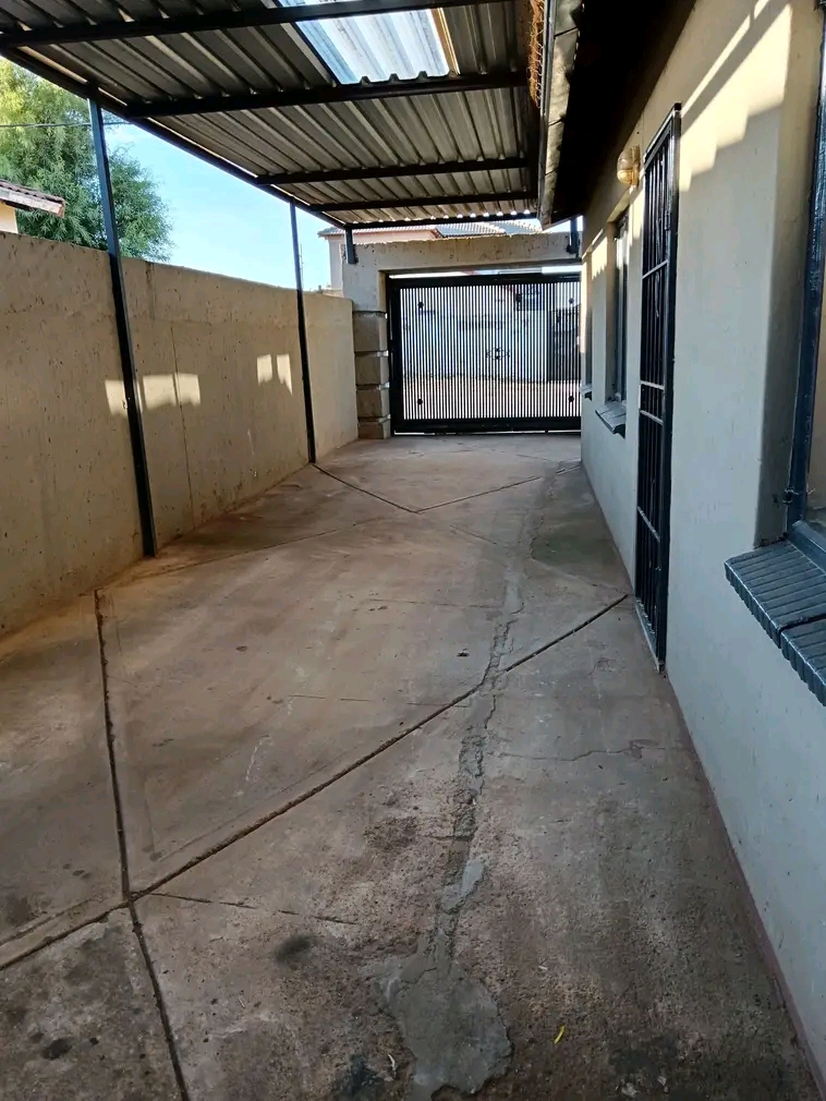 Room with ensuite to rent extension 16, phase  in Protea Glen
