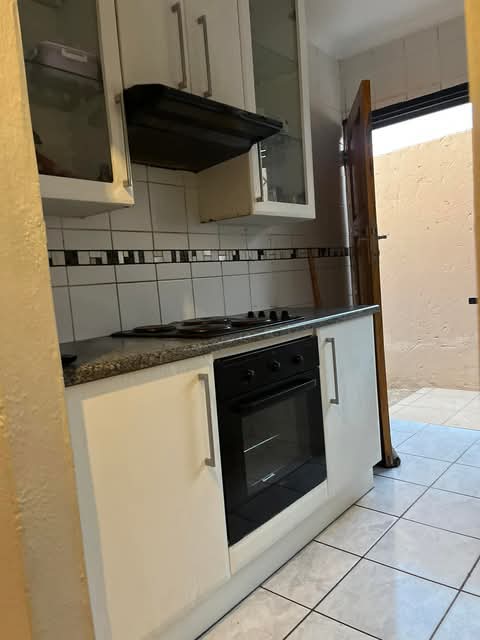 House for rent
r8000
water included 
prepa  in Meredale