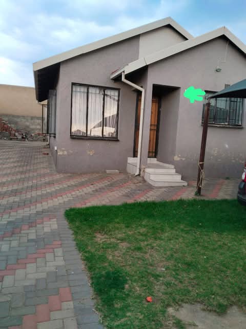 2 bedroom house for rental both bedrooms are   in Birch Acres