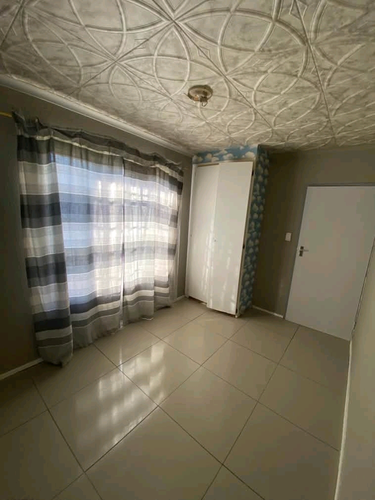 Unit to let by owner in west 
i am currently  in Roodepoort