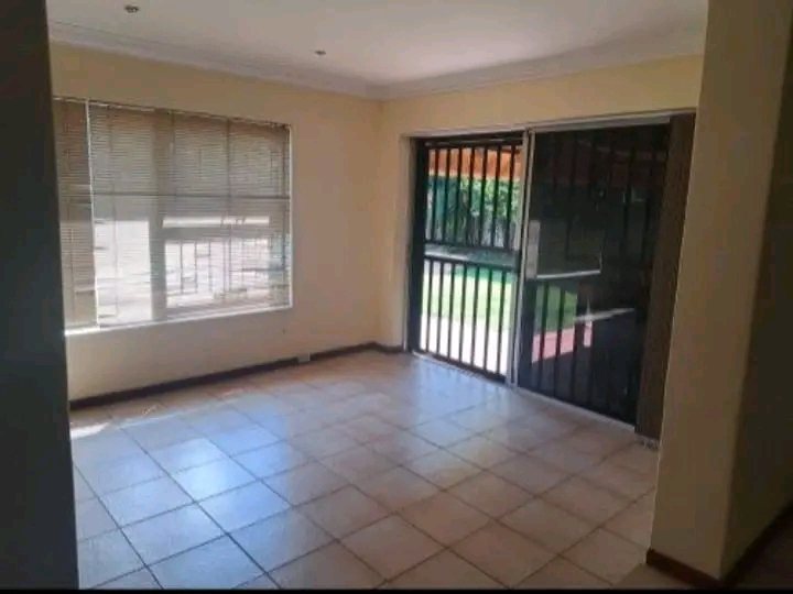 Spacious 4-bedroom home for rent – strubenv  in Roodepoort