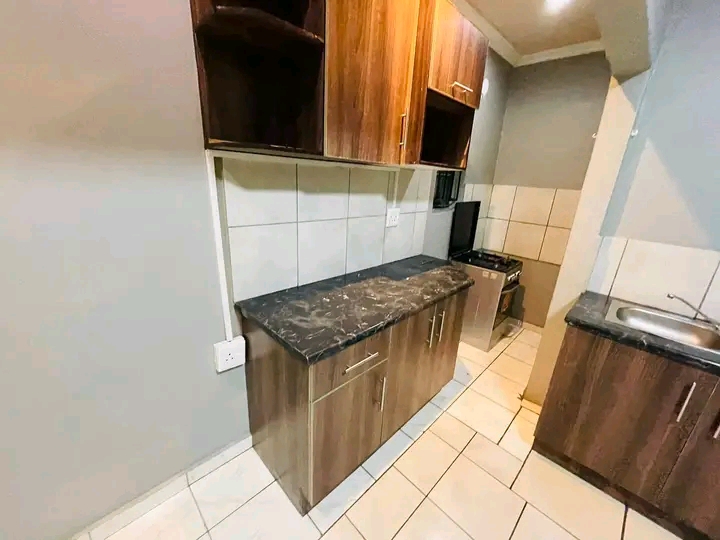 1 spacious bedroom cottage with a fitted wald  in Norkem Park