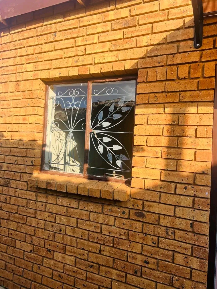 Room available at (zola 2)

rent : r800 per  in Zola