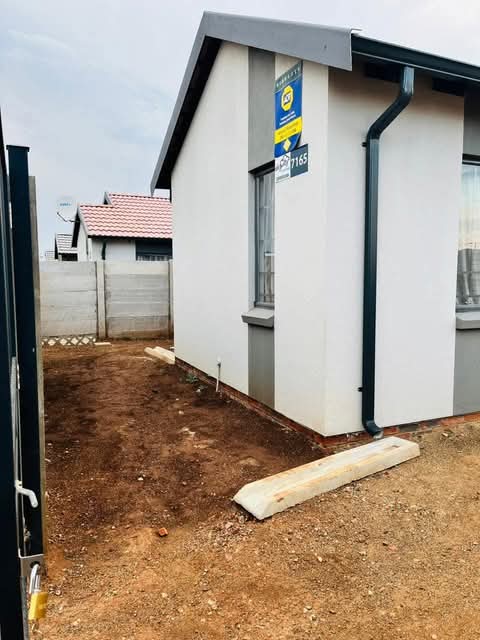 Newly built rental available 
r5000 + r5000   in Sky City