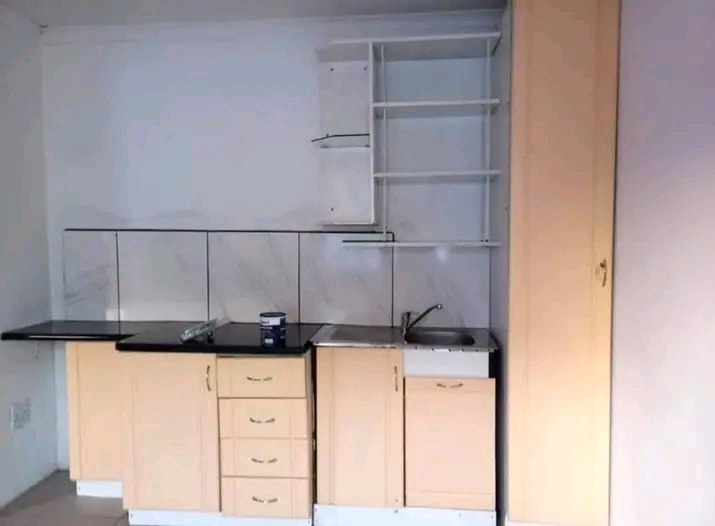 Cottage to rent in extension
water and elect  in Protea North
