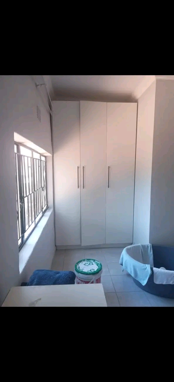 2 fitted bedroom cottage comes with a fitted   in Birchleigh