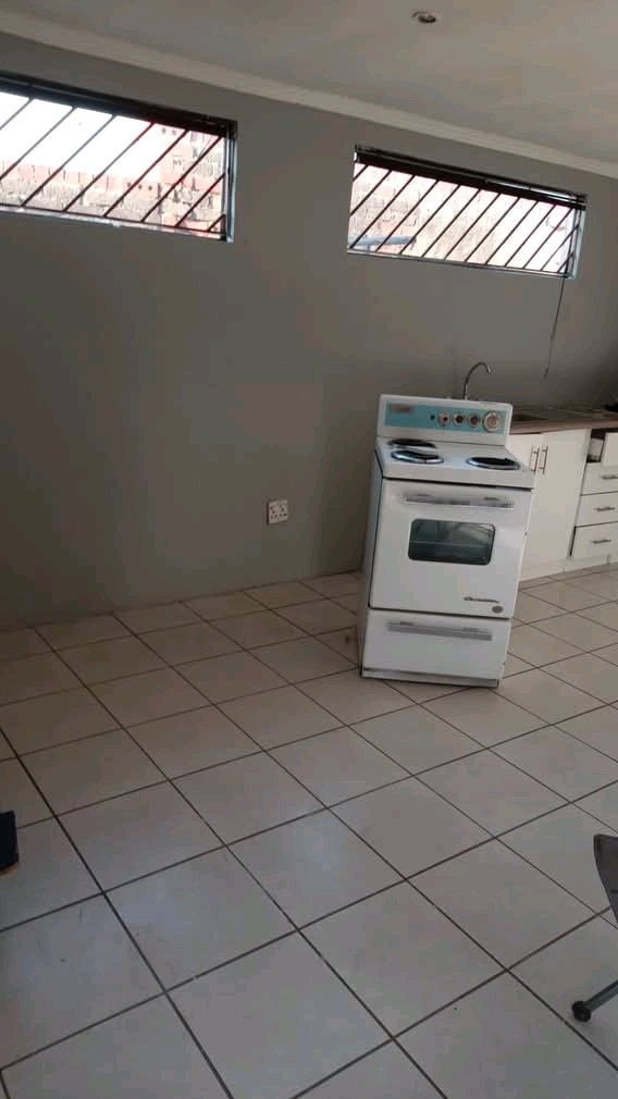 A spacious ensuite is available for r3000 at   in Pimville
