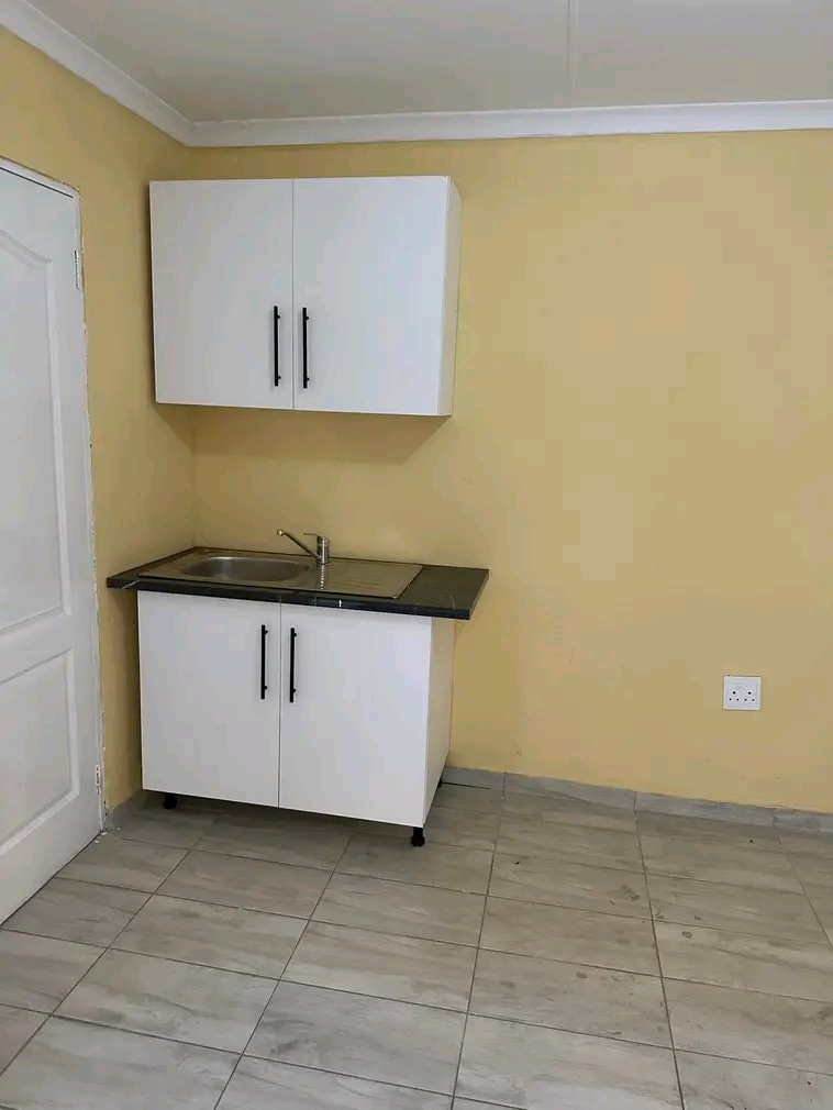 Grand batchelor rooms to rent
includes: kitc  in Tsakane
