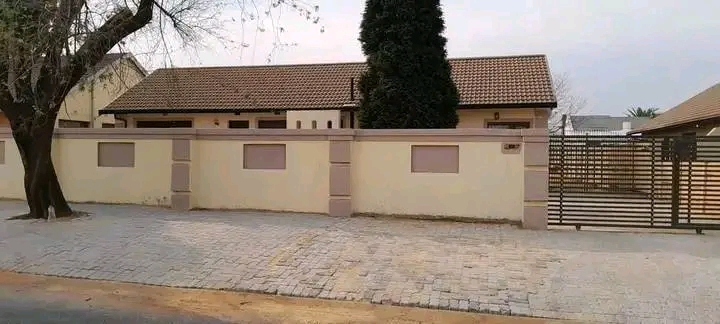 Available immediately 
rental price :r6000 p  in Leondale