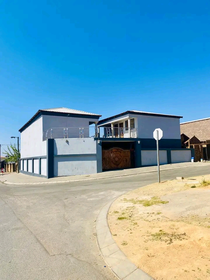 Bachelors room available for rent in r3200
*  in Ebony Park