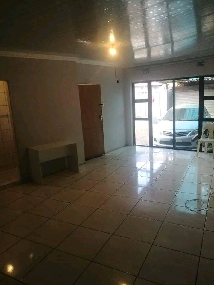 Big ensuite available immediately in zone 5 n  in Meadowlands