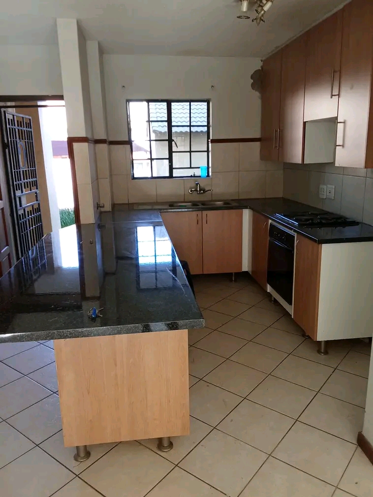 Newly renovated 2 bedroom in crescendo r7500   in Midrand