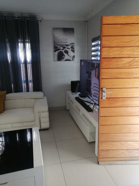 3 bedroom house with a swimming pool availabl  in Centurion