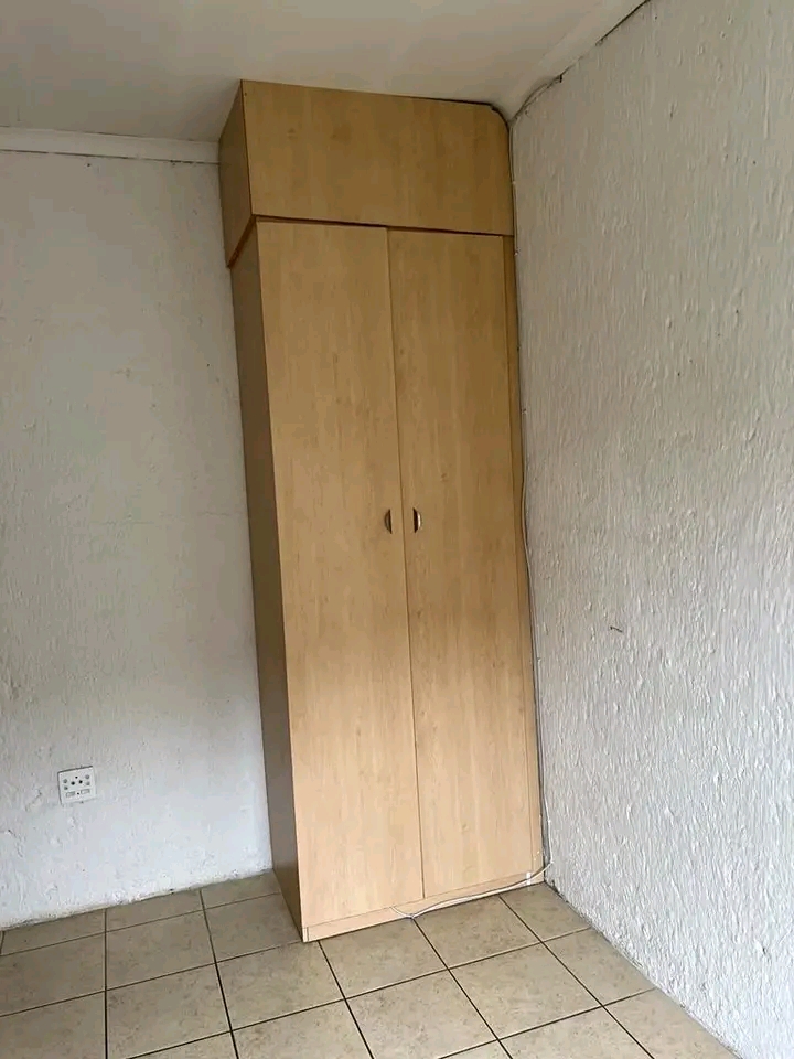 One bachelor room available for r2500  next t  in Olievenhoutbosch
