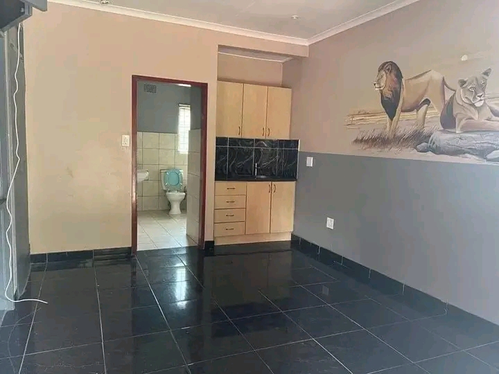 Spacious bachelor unit to rent with kitchenet  in Norkem Park
