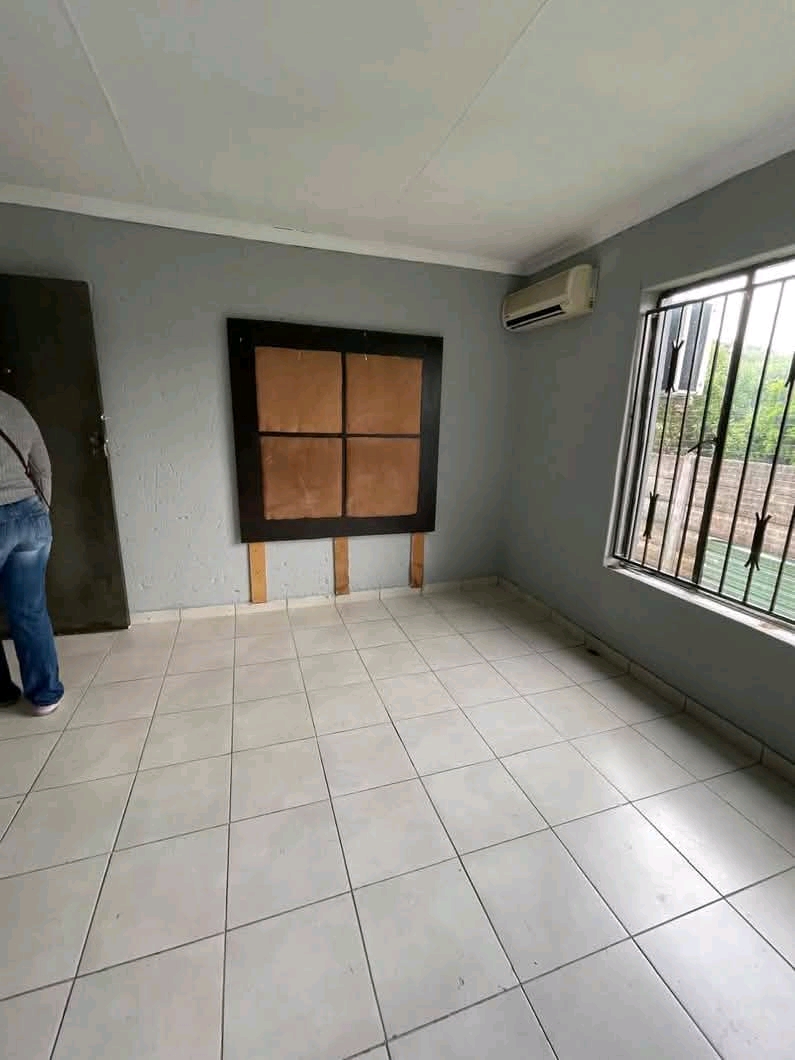 Bachelor s available for rental in south of j  in Meredale
